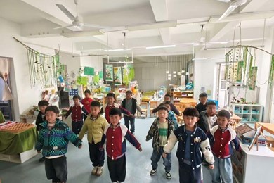 认真练习舞蹈动作的我们